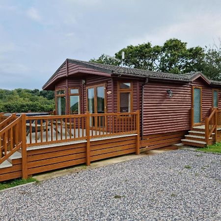Beautiful Willow Lodge 67-4-6 Persons-Private Hot Tub-Pet Friendly-Tranquil Holiday Away From It All Yet Not Far To St Austell-The Holiday Home Has Two Bedrooms, Living & Dining Area, Equipped Kitchen -Decking-Al Fresco Dining-Fishing Lakes-Pet Frien Grampound Exteriör bild