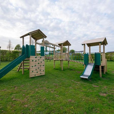 Beautiful Willow Lodge 67-4-6 Persons-Private Hot Tub-Pet Friendly-Tranquil Holiday Away From It All Yet Not Far To St Austell-The Holiday Home Has Two Bedrooms, Living & Dining Area, Equipped Kitchen -Decking-Al Fresco Dining-Fishing Lakes-Pet Frien Grampound Exteriör bild