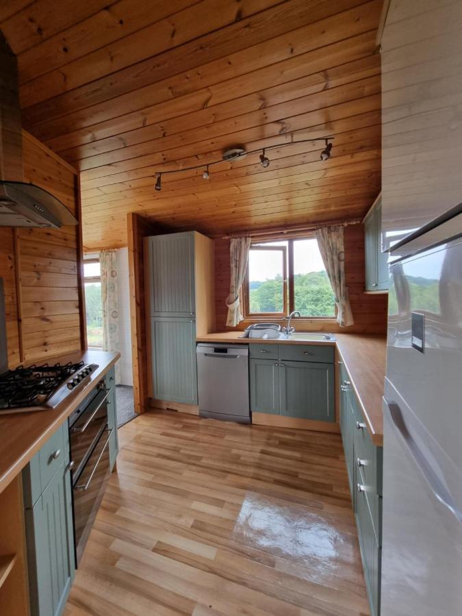 Beautiful Willow Lodge 67-4-6 Persons-Private Hot Tub-Pet Friendly-Tranquil Holiday Away From It All Yet Not Far To St Austell-The Holiday Home Has Two Bedrooms, Living & Dining Area, Equipped Kitchen -Decking-Al Fresco Dining-Fishing Lakes-Pet Frien Grampound Exteriör bild