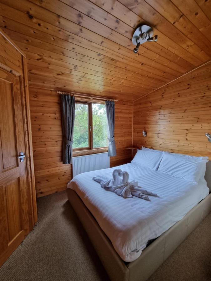 Beautiful Willow Lodge 67-4-6 Persons-Private Hot Tub-Pet Friendly-Tranquil Holiday Away From It All Yet Not Far To St Austell-The Holiday Home Has Two Bedrooms, Living & Dining Area, Equipped Kitchen -Decking-Al Fresco Dining-Fishing Lakes-Pet Frien Grampound Exteriör bild