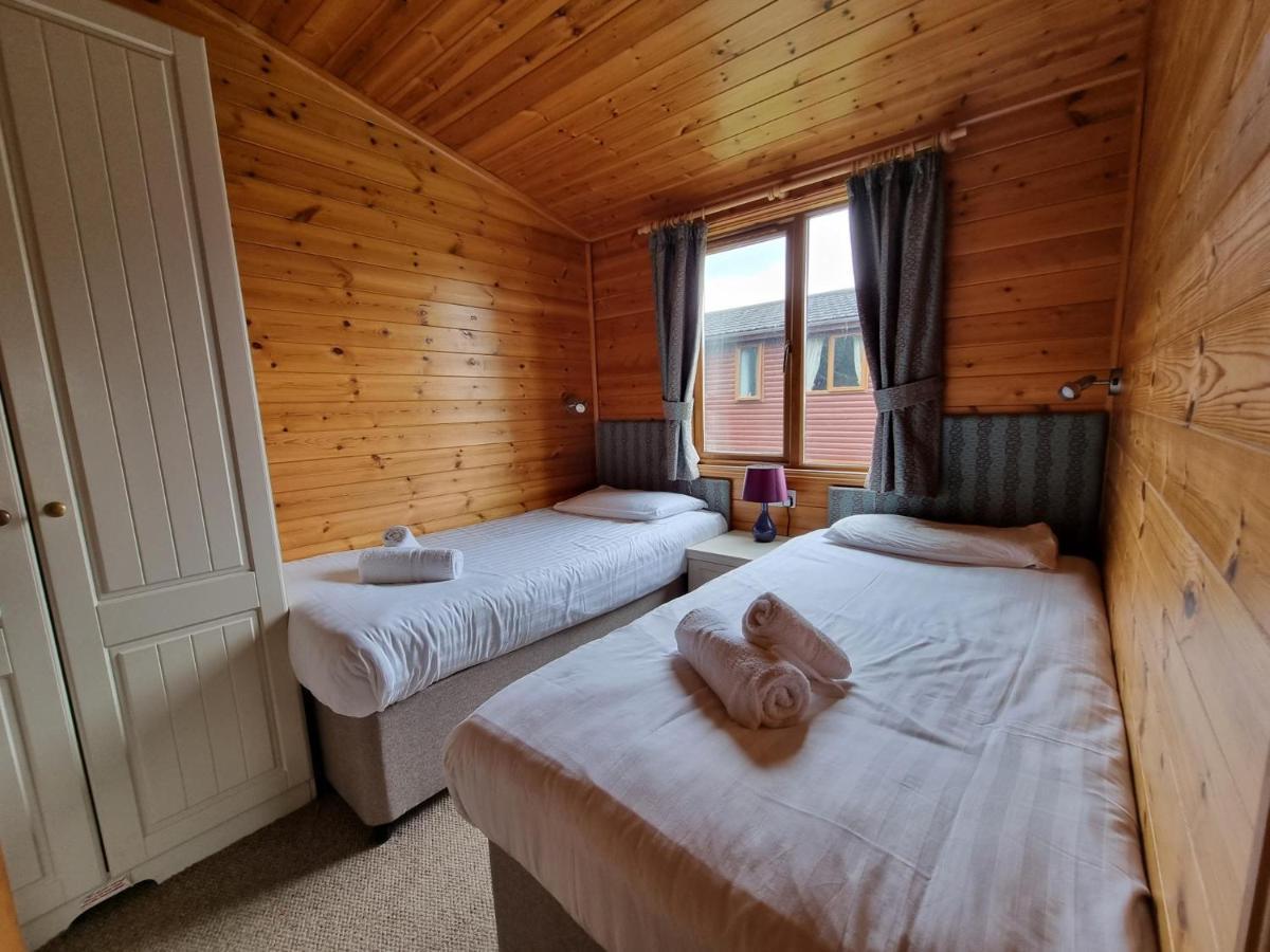 Beautiful Willow Lodge 67-4-6 Persons-Private Hot Tub-Pet Friendly-Tranquil Holiday Away From It All Yet Not Far To St Austell-The Holiday Home Has Two Bedrooms, Living & Dining Area, Equipped Kitchen -Decking-Al Fresco Dining-Fishing Lakes-Pet Frien Grampound Exteriör bild