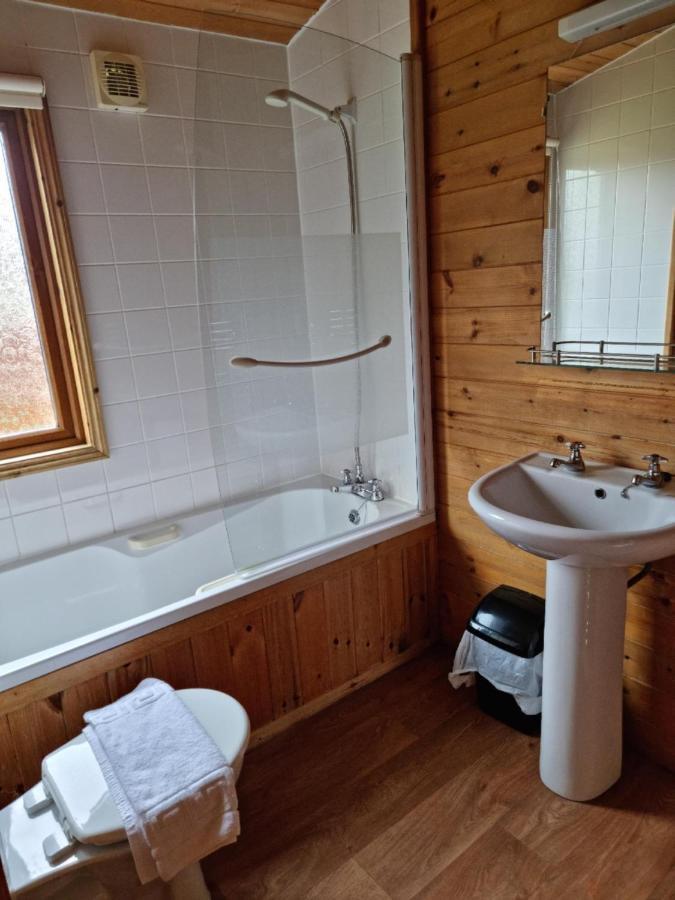 Beautiful Willow Lodge 67-4-6 Persons-Private Hot Tub-Pet Friendly-Tranquil Holiday Away From It All Yet Not Far To St Austell-The Holiday Home Has Two Bedrooms, Living & Dining Area, Equipped Kitchen -Decking-Al Fresco Dining-Fishing Lakes-Pet Frien Grampound Exteriör bild