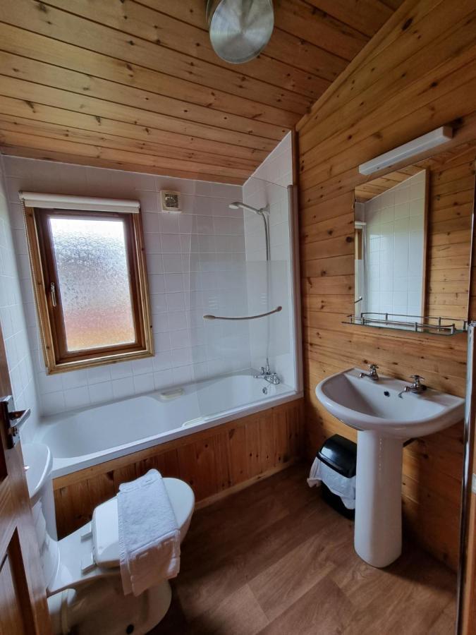 Beautiful Willow Lodge 67-4-6 Persons-Private Hot Tub-Pet Friendly-Tranquil Holiday Away From It All Yet Not Far To St Austell-The Holiday Home Has Two Bedrooms, Living & Dining Area, Equipped Kitchen -Decking-Al Fresco Dining-Fishing Lakes-Pet Frien Grampound Exteriör bild