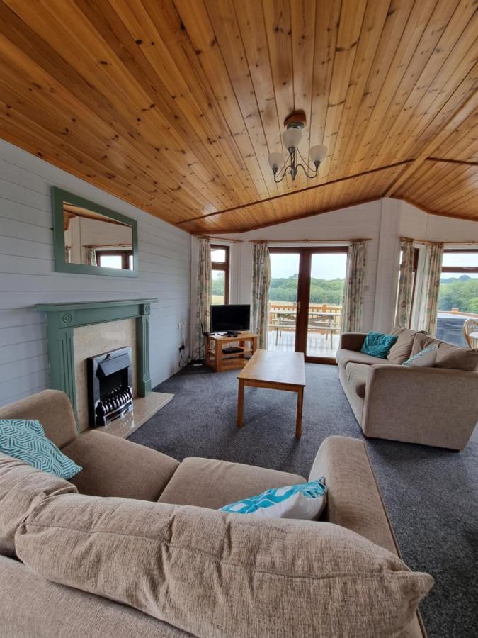 Beautiful Willow Lodge 67-4-6 Persons-Private Hot Tub-Pet Friendly-Tranquil Holiday Away From It All Yet Not Far To St Austell-The Holiday Home Has Two Bedrooms, Living & Dining Area, Equipped Kitchen -Decking-Al Fresco Dining-Fishing Lakes-Pet Frien Grampound Exteriör bild