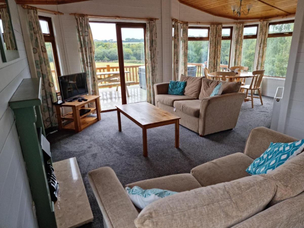 Beautiful Willow Lodge 67-4-6 Persons-Private Hot Tub-Pet Friendly-Tranquil Holiday Away From It All Yet Not Far To St Austell-The Holiday Home Has Two Bedrooms, Living & Dining Area, Equipped Kitchen -Decking-Al Fresco Dining-Fishing Lakes-Pet Frien Grampound Exteriör bild