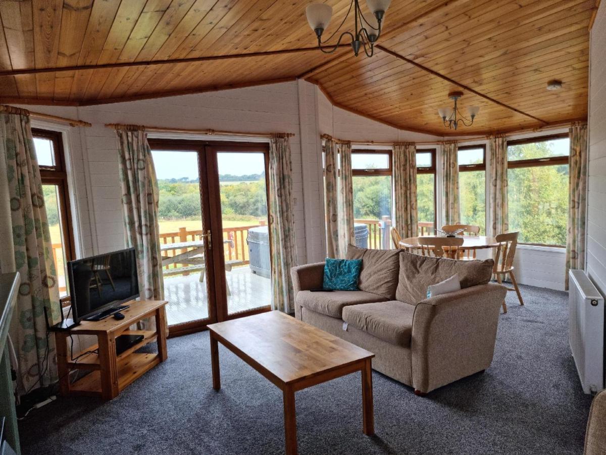 Beautiful Willow Lodge 67-4-6 Persons-Private Hot Tub-Pet Friendly-Tranquil Holiday Away From It All Yet Not Far To St Austell-The Holiday Home Has Two Bedrooms, Living & Dining Area, Equipped Kitchen -Decking-Al Fresco Dining-Fishing Lakes-Pet Frien Grampound Exteriör bild