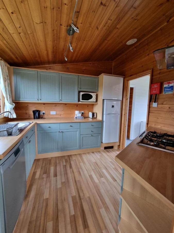 Beautiful Willow Lodge 67-4-6 Persons-Private Hot Tub-Pet Friendly-Tranquil Holiday Away From It All Yet Not Far To St Austell-The Holiday Home Has Two Bedrooms, Living & Dining Area, Equipped Kitchen -Decking-Al Fresco Dining-Fishing Lakes-Pet Frien Grampound Exteriör bild