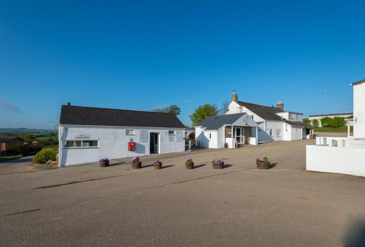Beautiful Willow Lodge 67-4-6 Persons-Private Hot Tub-Pet Friendly-Tranquil Holiday Away From It All Yet Not Far To St Austell-The Holiday Home Has Two Bedrooms, Living & Dining Area, Equipped Kitchen -Decking-Al Fresco Dining-Fishing Lakes-Pet Frien Grampound Exteriör bild