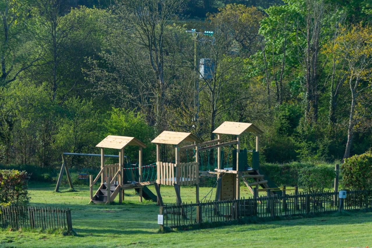Beautiful Willow Lodge 67-4-6 Persons-Private Hot Tub-Pet Friendly-Tranquil Holiday Away From It All Yet Not Far To St Austell-The Holiday Home Has Two Bedrooms, Living & Dining Area, Equipped Kitchen -Decking-Al Fresco Dining-Fishing Lakes-Pet Frien Grampound Exteriör bild