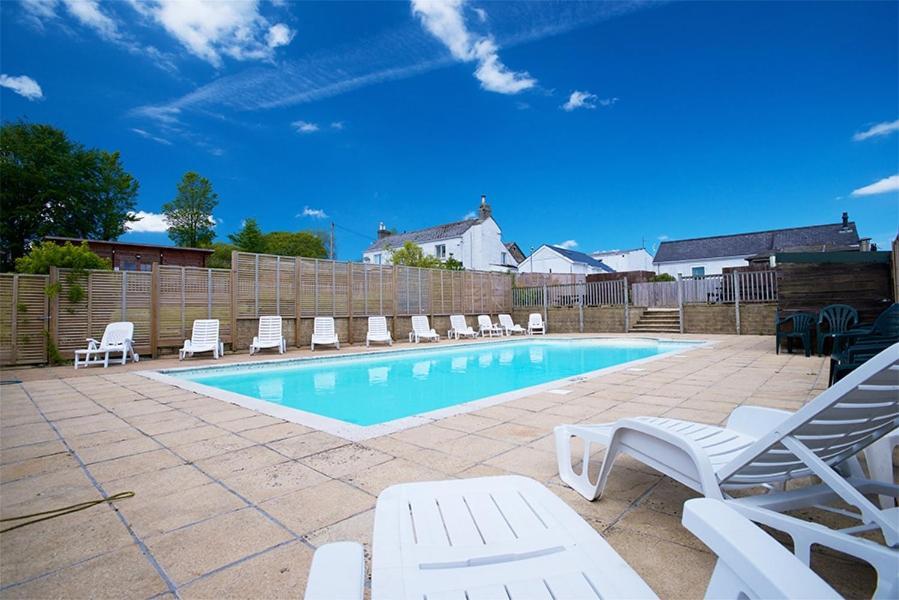 Beautiful Willow Lodge 67-4-6 Persons-Private Hot Tub-Pet Friendly-Tranquil Holiday Away From It All Yet Not Far To St Austell-The Holiday Home Has Two Bedrooms, Living & Dining Area, Equipped Kitchen -Decking-Al Fresco Dining-Fishing Lakes-Pet Frien Grampound Exteriör bild