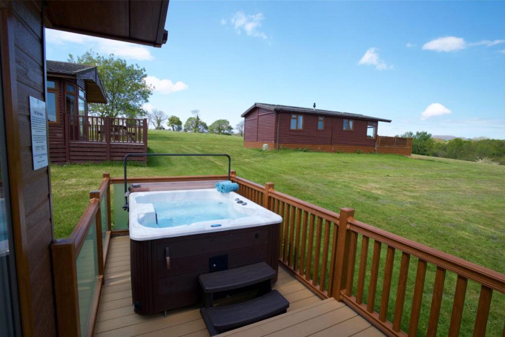 Beautiful Willow Lodge 67-4-6 Persons-Private Hot Tub-Pet Friendly-Tranquil Holiday Away From It All Yet Not Far To St Austell-The Holiday Home Has Two Bedrooms, Living & Dining Area, Equipped Kitchen -Decking-Al Fresco Dining-Fishing Lakes-Pet Frien Grampound Exteriör bild