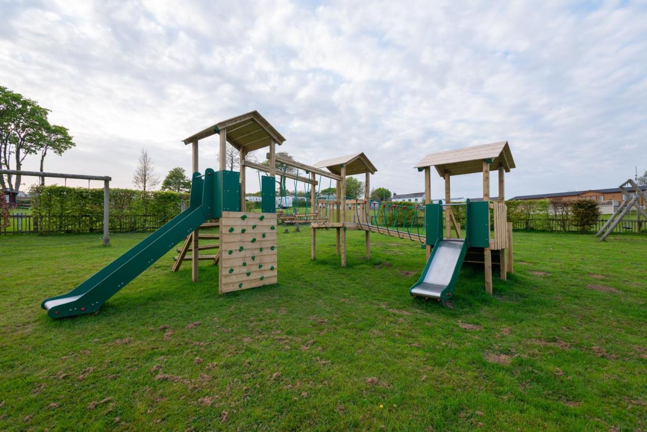 Beautiful Willow Lodge 67-4-6 Persons-Private Hot Tub-Pet Friendly-Tranquil Holiday Away From It All Yet Not Far To St Austell-The Holiday Home Has Two Bedrooms, Living & Dining Area, Equipped Kitchen -Decking-Al Fresco Dining-Fishing Lakes-Pet Frien Grampound Exteriör bild